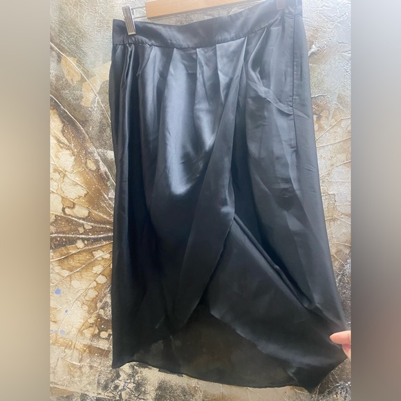 Black Tulip Drape skirt. Forever new. Never used. - Picture 2 of 8
